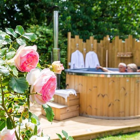 Cabane en bois avec bain nordique Asnieres-sur-Vegre Extérieur photo